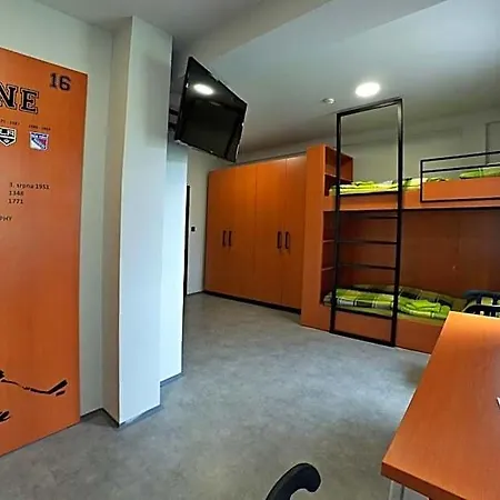 酒店 Zimni Stadion 贝内绍夫